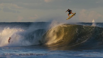 Italo Ferreira se seznamuje s novou trampolínou