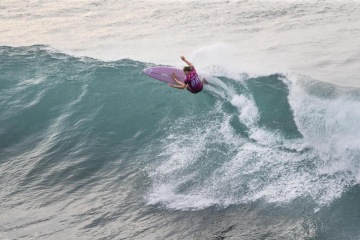 Loňské vítězství z Maui Pro obhajuje Stephanie Gilmore