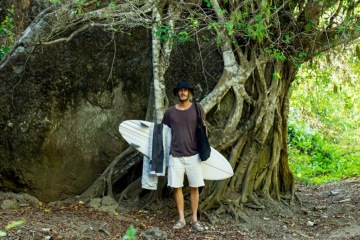 Torren jezdí twinnies s channel konkáváma pod tailem. Ty mu umožňují na prkně pohodlně krájet i podlouhlejší zeleninu