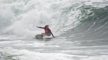 Laura Enever zkoumá, kam nic netušící lip nastřelí