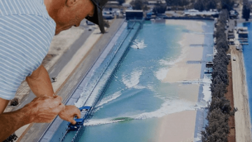 Kelly tahá za nitky