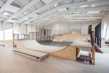 Krytý skatepark s pestrou nabídkou překážek